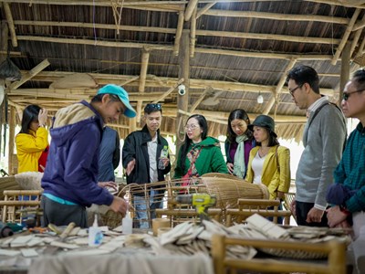 Về xứ tiên nghe chuyện trăm năm