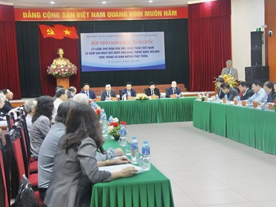 Đầu tư phát triển nguồn nhân lực: Điểm tựa để lý luận, phê bình VHNT chuyển mình