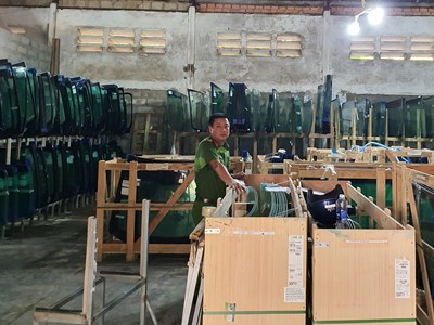 Phá đường dây buôn bán kính xe ô tô giả mạo các thương hiệu nổi tiếng