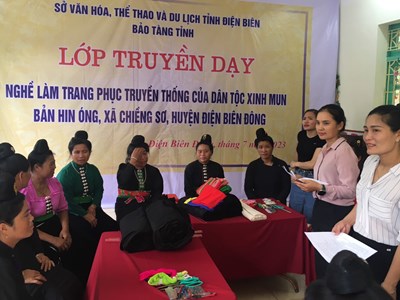 Gìn giữ nghề làm trang phục truyền thống dân tộc Xinh Mun