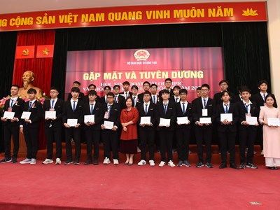Tuyên dương học sinh đoạt giải Olympic và Khoa học kỹ thuật quốc tế