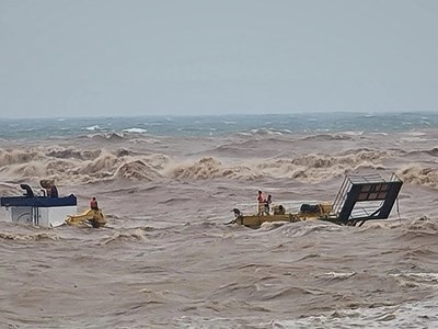 Tìm kiếm 2 thuyền viên bị mất tích trên vùng biển Thừa Thiên Huế