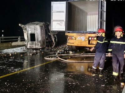 Hai xe đầu kéo tông nhau trên cao tốc, ba người thương vong