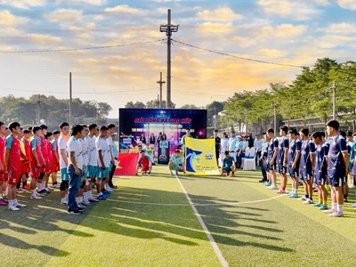 Giao lưu bóng đá mang Tết cho người nghèo