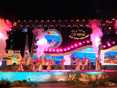 “Vầng trăng cổ nhạc” tại Cần Thơ thu hút đông đảo khán giả mộ điệu