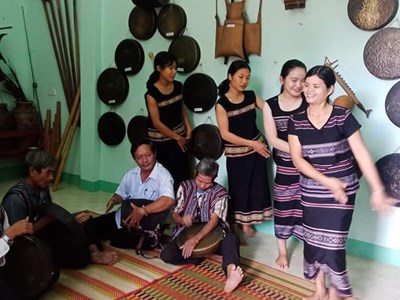 Bảo tồn và phát huy văn hóa dân tộc Hrê gắn với du lịch cộng đồng