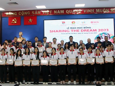 Trao học bổng và hỗ trợ sinh viên phát triển kỹ năng thực hành xã hội