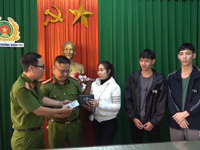 Hai thanh niên trả lại 100 triệu đồng cho người đánh rơi