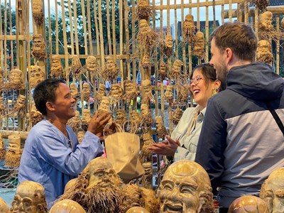 “Tái sinh” gốc tre thành tượng điêu khắc