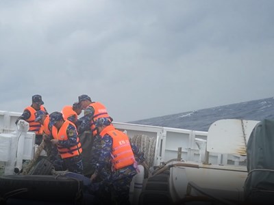 Bộ Tư lệnh Vùng 3 Hải quân tiếp cận, lai dắt tàu cá của ngư dân gặp nạn vào bờ