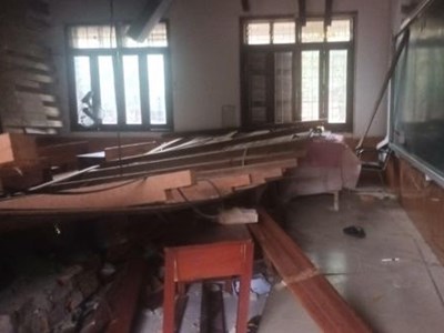 Sập trần gỗ trường học, nhiều học sinh nhập viện cấp cứu