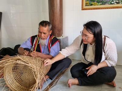Giữ gìn nghề đan gùi truyền thống của đồng bào Cor