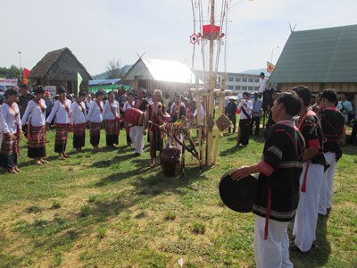 Lễ cúng trưởng thành của đồng bào Ê Đê ở Phú Yên