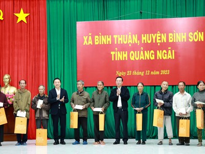 Chủ tịch nước thăm và tặng quà cho gia đình cách mạng, hoàn cảnh khó khăn tại Quảng Ngãi