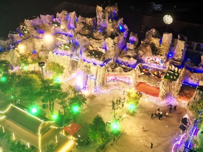 Bà con giáo dân chào đón Giáng sinh an lành