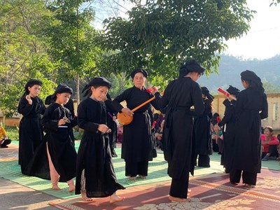 Nghệ thuật múa Chầu trong diễn xướng Then của người Tày