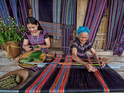 Bảo tồn di sản phi vật thể nghề dệt thổ cẩm Làng Teng