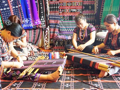 Phát triển bền vững nghề dệt Dèng của đồng bào Tà Ôi