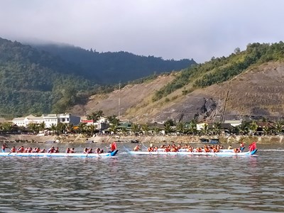 380 VĐV tham gia Lễ hội đua thuyền đuôi Én tại thị xã Mường Lay