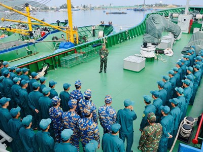 Chiến sĩ “sao vuông” hăng say rèn luyện trên biển