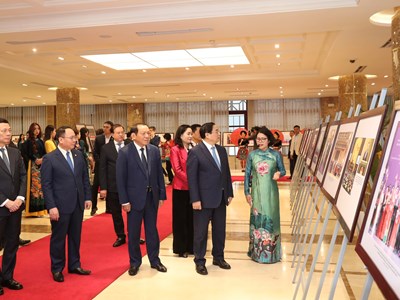 Thủ tướng tham quan triển lãm chào mừng Hội nghị tổng kết của ngành VHTTDL