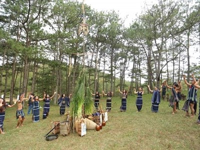 Người K’Ho dưới chân núi Lang Biang làm du lịch