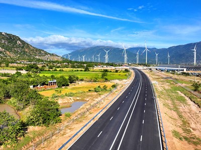 Làm việc ngày đêm, xuyên lễ trên công trường cao tốc Cam Lâm – Vĩnh Hảo