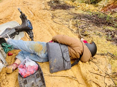 Nỗi niềm cô giáo cắm bản ngã cả người và xe giữa đường đến trường