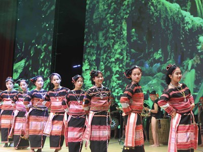 Nhân lên tình yêu cồng chiêng, múa xoang trong giới trẻ