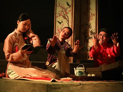 Kịch nói “dị bản cổ tích”: Người trẻ nặng lòng với sân khấu truyền thống