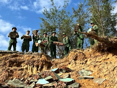Bộ đội Biên phòng Quảng Ngãi nỗ lực khắc phục sạt lở bờ biển