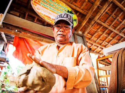 Làng gốm rộn ràng đúc tượng Táo quân