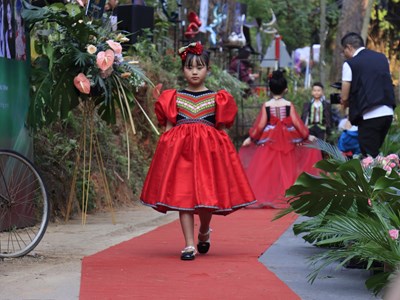 Trình diễn thời trang dân tộc K’Ho trên đường phố Đà Lạt