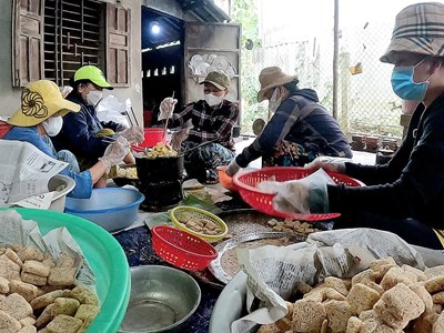 Làng bánh mè rộn ràng đón Tết