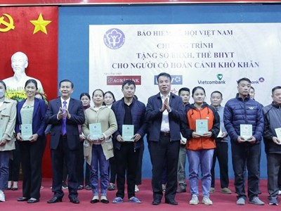 Trao tặng 220 sổ BHXH, thẻ BHYT đến người khó khăn tại tỉnh Hòa Bình