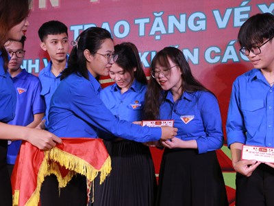 Hỗ trợ vé xe cho sinh viên khó khăn, người lao động nghèo tại Đà Nẵng