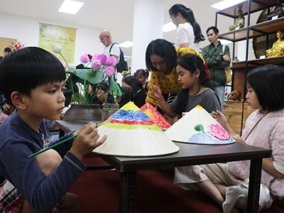 Khai mạc không gian trưng bày, giới thiệu sản phẩm và trình diễn nghề truyền thống Huế