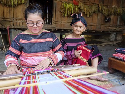 Chung sức bảo tồn nghề dệt thổ cẩm của người Bana Kriêm
