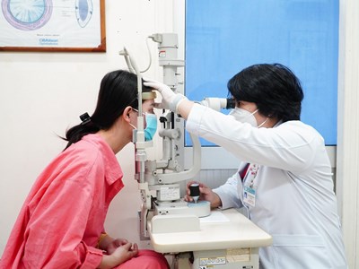 Cô gái 17 tuổi mù mắt vì tiêm filler thẩm mỹ ở tiệm cắt tóc, gội đầu