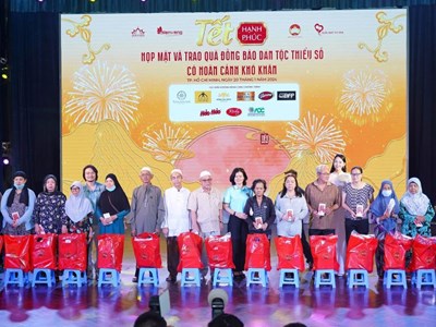 Trao quà Tết cho đồng bào dân tộc thiểu số có hoàn cảnh khó khăn