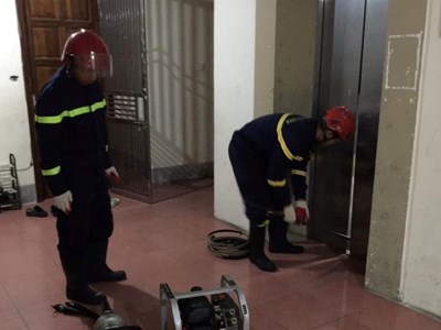 Thang máy chung cư nhiều lần gặp sự cố khiến người dân lo lắng