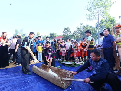 Chương trình “Tết đồng bào” đến với bà con bản Puôi