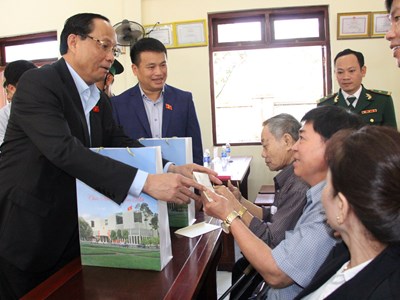 Phó Chủ tịch Quốc hội Trần Quang Phương thăm, chúc Tết tại Quảng Ngãi