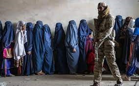 Taliban hạn chế phụ nữ chưa kết hôn được làm việc và đi lại