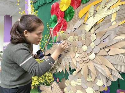 Cô giáo mầm non vùng cao Quảng Ngãi trang trí linh vật rồng từ đồ tái chế