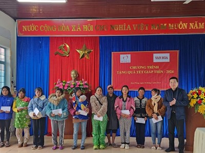 Báo Văn Hoá trao tặng quà Tết cho các hộ nghèo ở Kon Tum