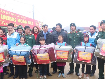 Ấm áp Xuân biên cương đoàn kết, Tết thắm tình quân dân ở Lai Châu