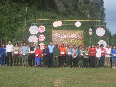 Mang Tết lên với đồng bào nghèo vùng cao