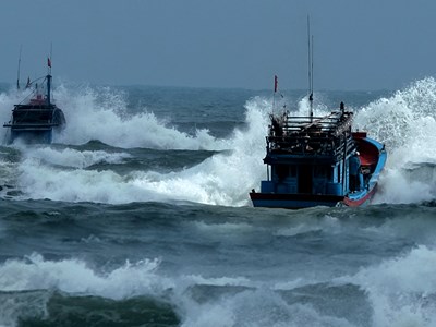 Quảng Bình: 2 tàu cá bị chìm, 2 ngư dân mất tích trên biển