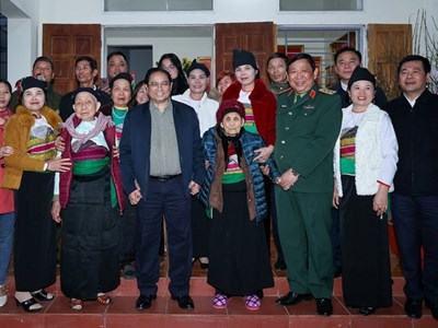 Thủ tướng thăm, tặng quà gia đình chính sách, hộ nghèo, công nhân lao động tại Thanh Hóa